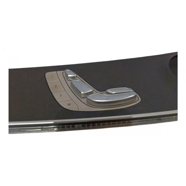 Moldura C/botão Porta Dianteira Esquerda Mercedes Glc 300 23